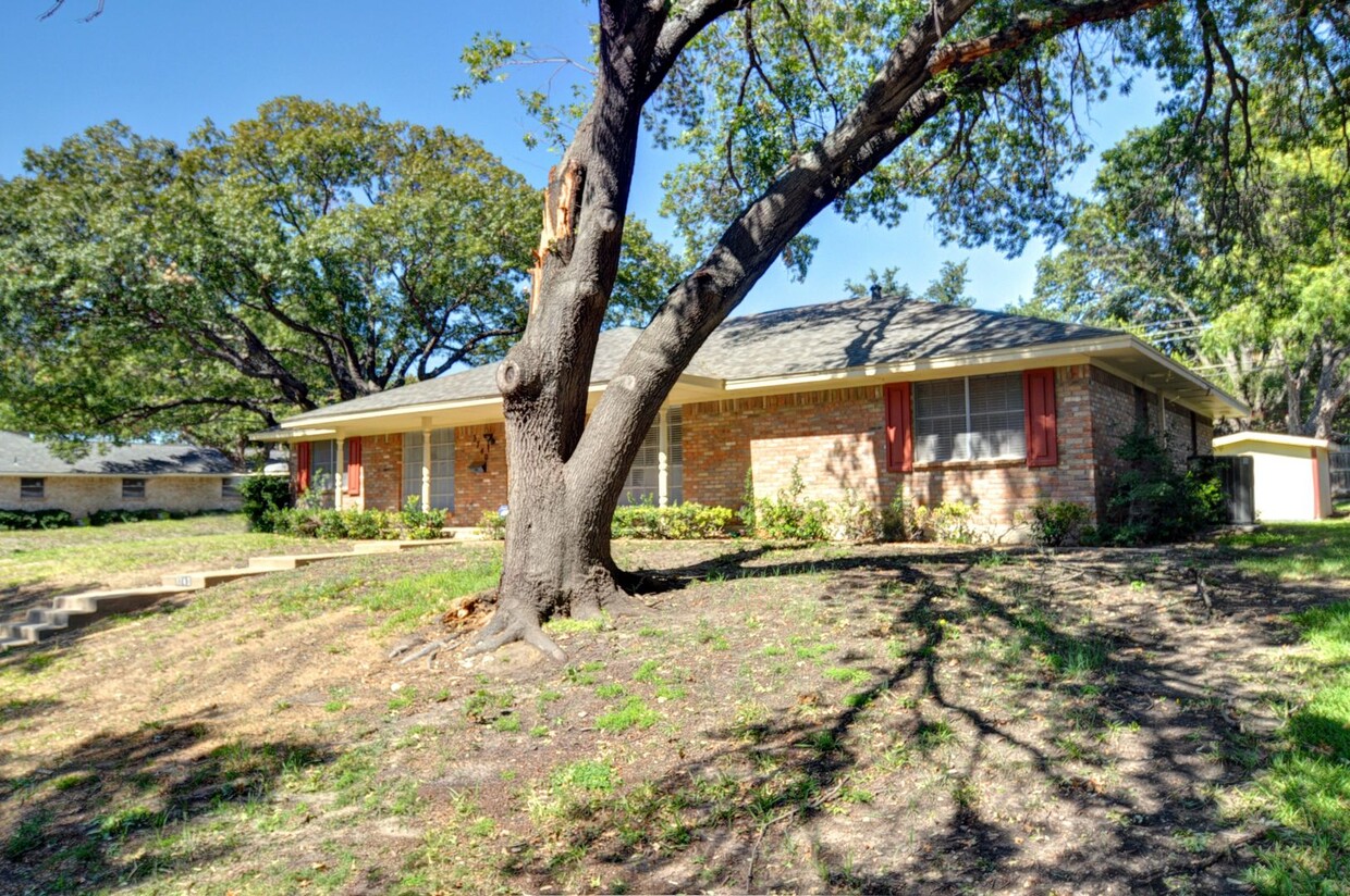 Foto principal - Spacious Three Bedroom Home In SW Fort Worth