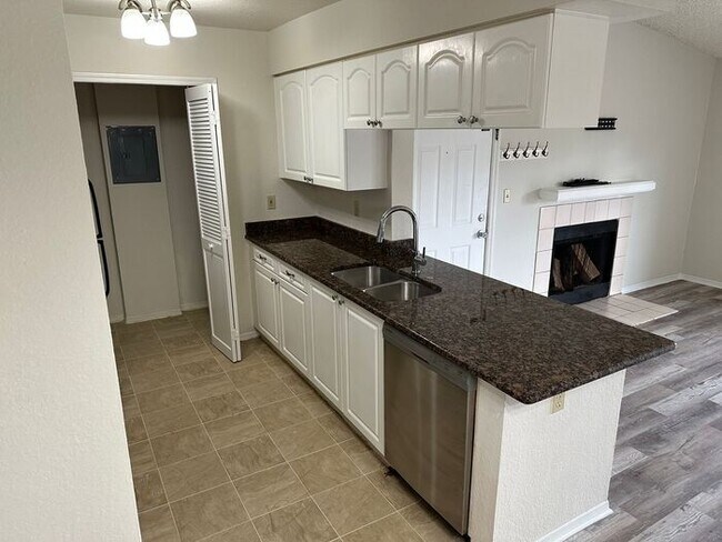 Building Photo - Charming 2 bedroom Condo!