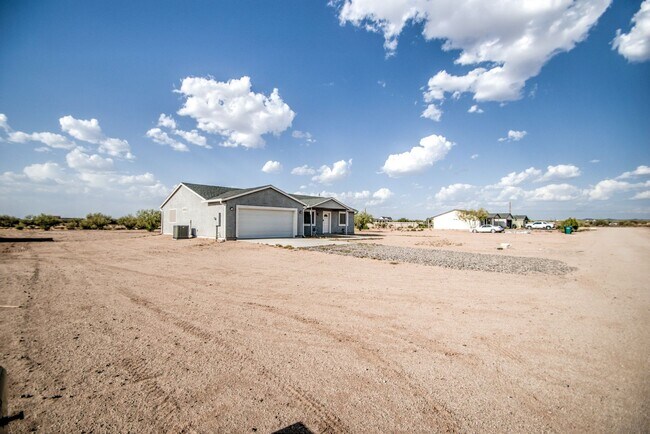 Foto del edificio - Large 1 + Acre Lot with 3 bedroom home in ...