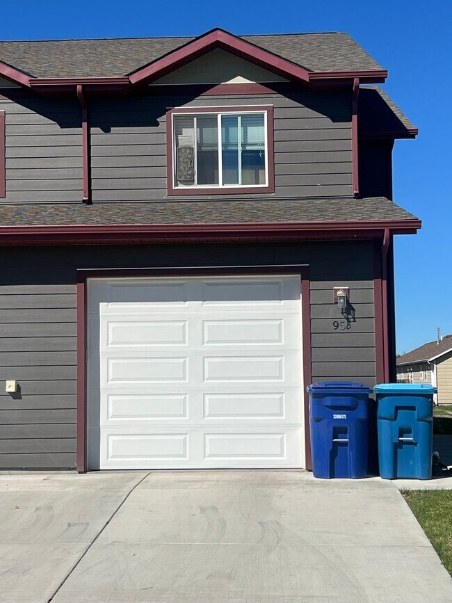 Building Photo - 3 Bed 2.5 Bath in Belgrade