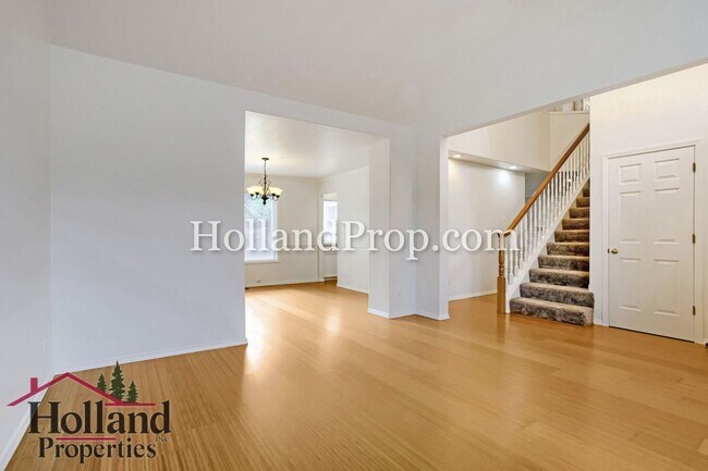 Foto del edificio - Modern 4-Bedroom Home with Fireplace & Private Backyard in Beaverton