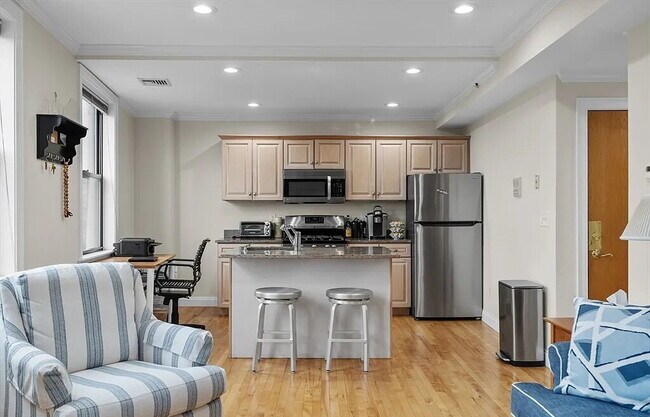 Foto del edificio - Bright & Spacious Unit with Natural Light