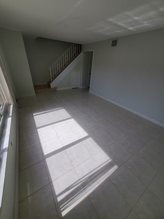 Building Photo - 3652 SW 60th Ter