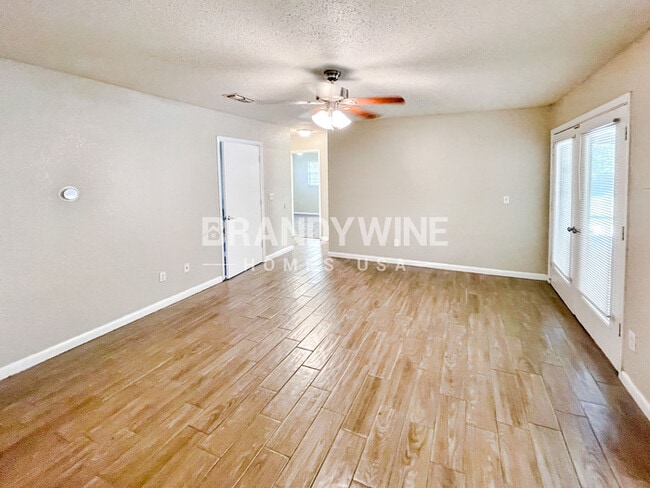 Building Photo - 3639 N Ride Dr