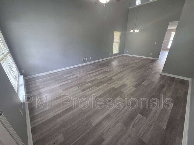 Foto del edificio - 1214 Timber Creek Dr