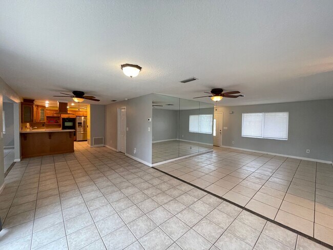 Building Photo - Available NOW! Cozy 3 Bedroom and 2 Bath H...