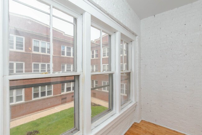 Building Photo - 2106 W Birchwood Ave