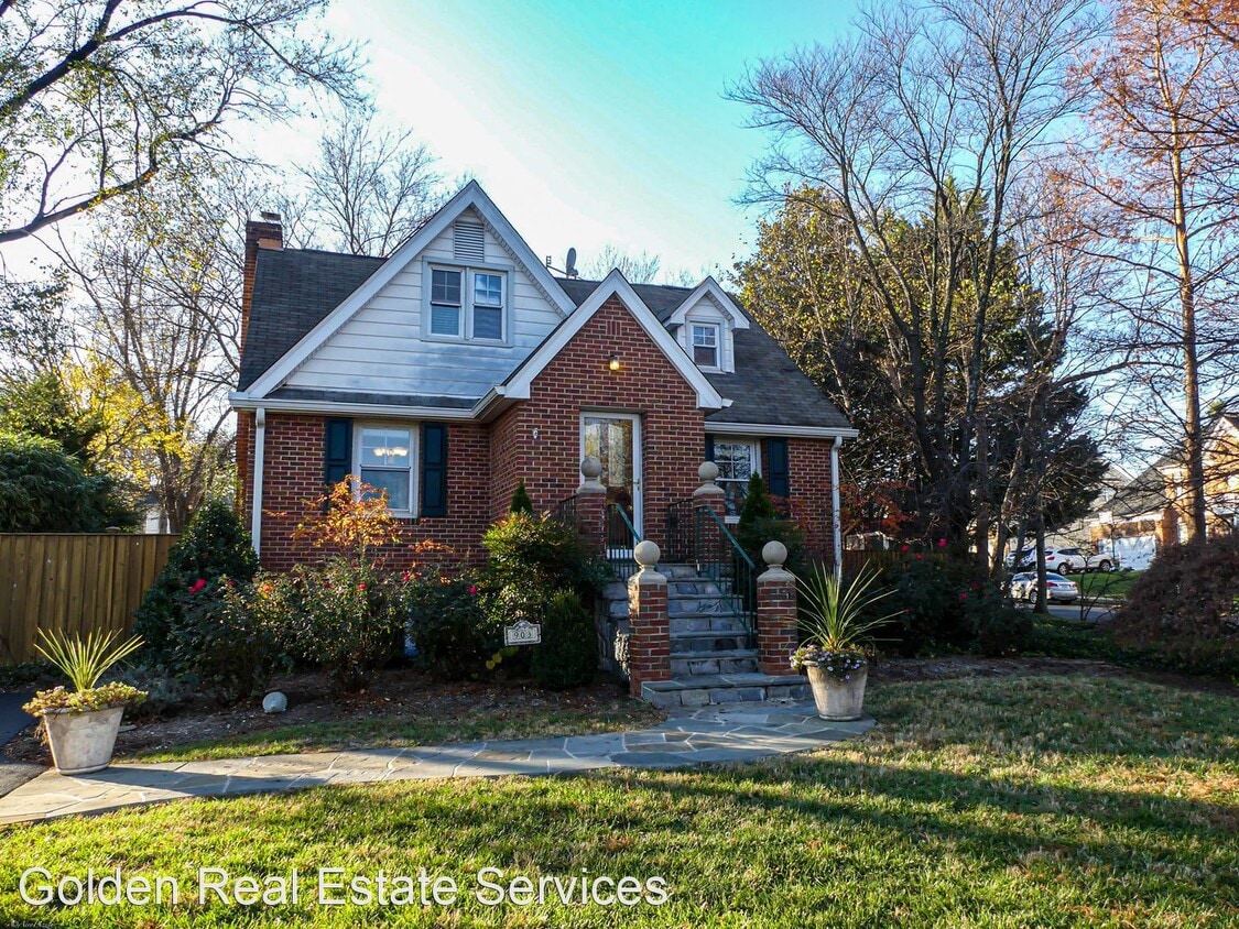 Primary Photo - 3 br, 2.5 bath House - 903 Crestview Dr