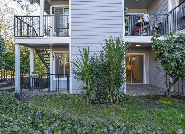 Building Photo - 2 bed, 2 bath rental condo in Lake Oswego ...