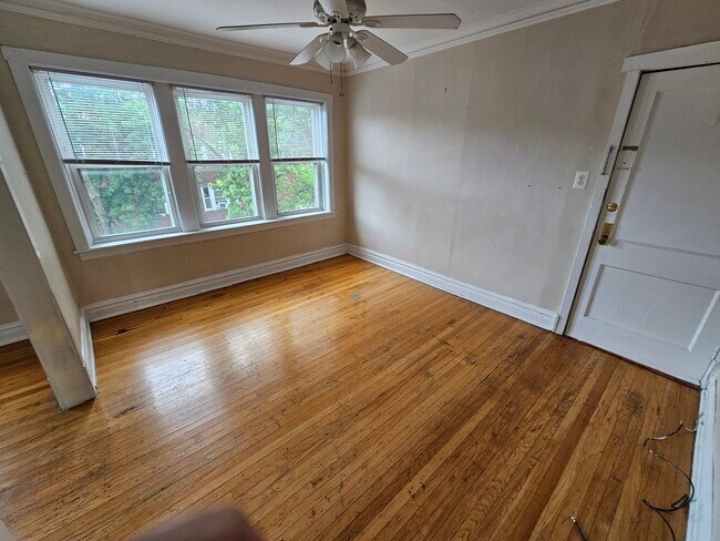 Building Photo - 3054 W Berteau Ave