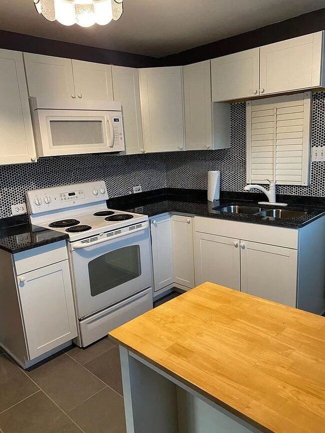 Building Photo - 3 bed and 2 bath home