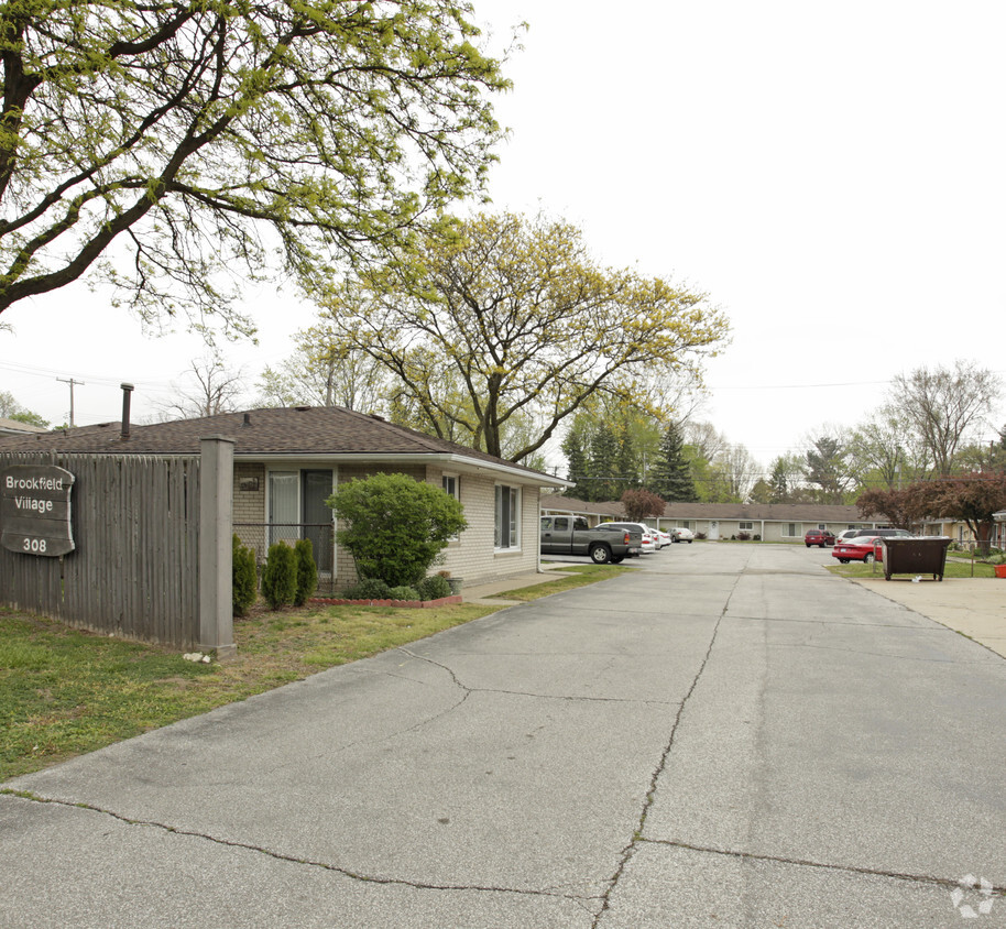 Building Photo - Brookfield Village