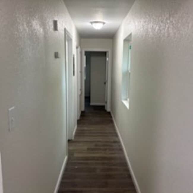 Building Photo - Beautiful newly remodeled 2/1 apartment!