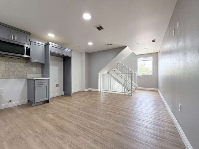 Building Photo - 1731 E 68th St