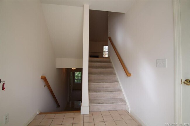 Building Photo - 1407 Larson Dr
