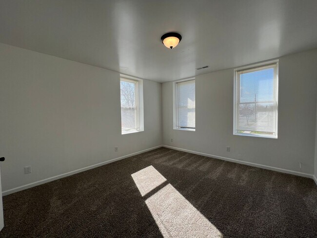 Foto del edificio - Large newly remodeled one bedroom one bath apartment for lease now. Apply Today!