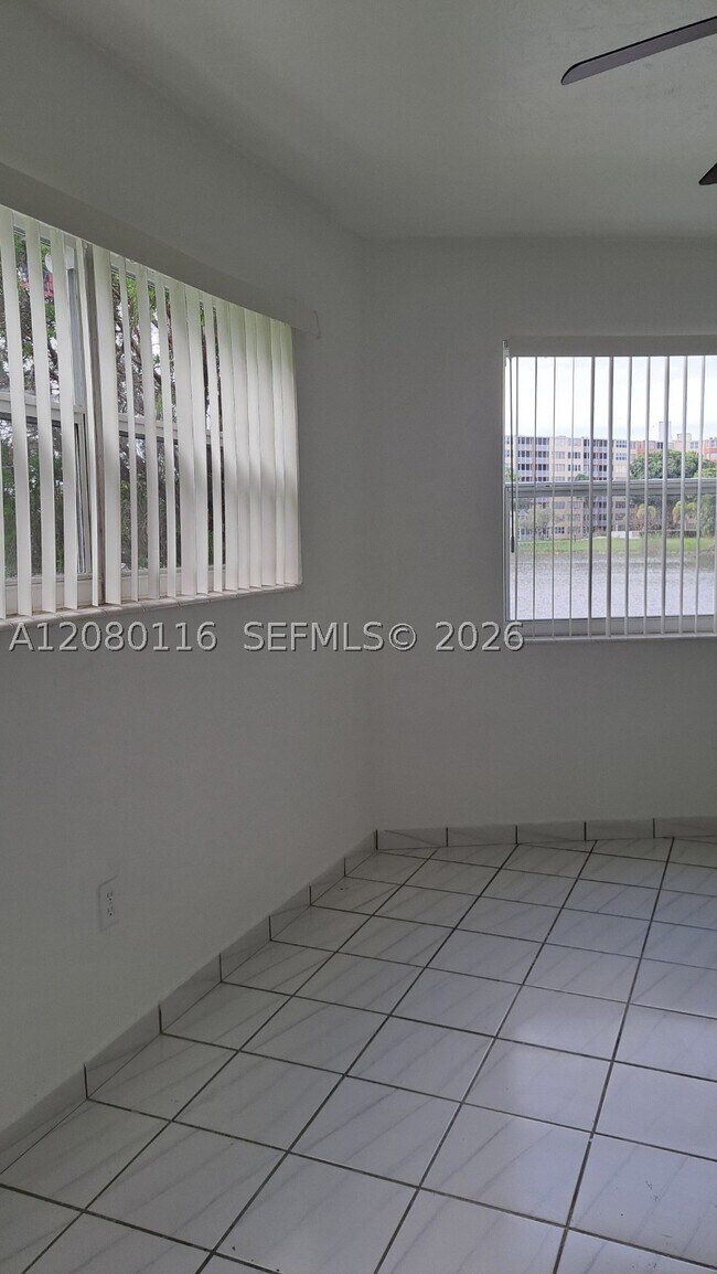 Foto del edificio - 1667 NE Miami Gardens Dr