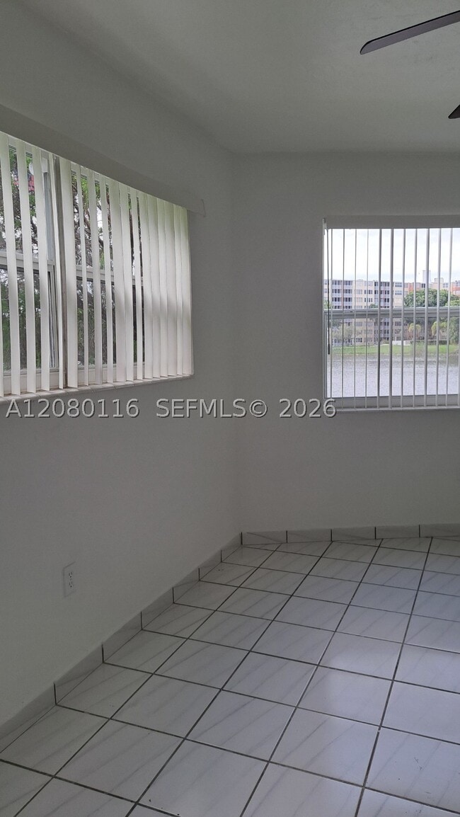 Building Photo - 1667 NE Miami Gardens Dr