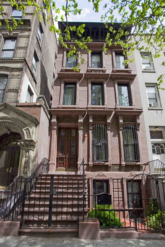 Primary Photo - 201B E 82nd St