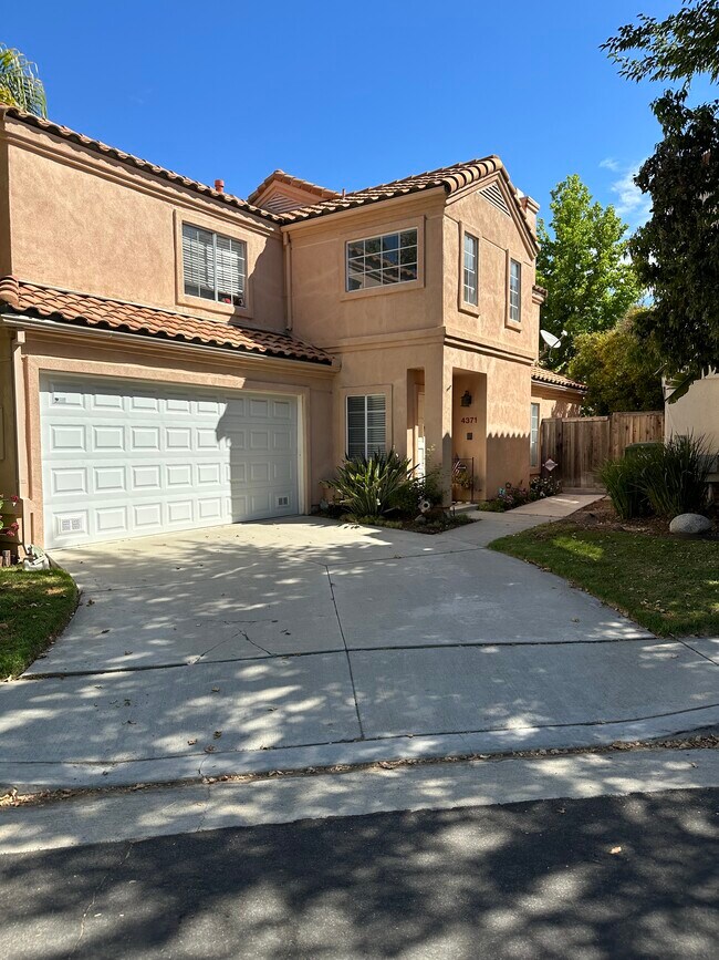 Frente 1 - 4371 Oak Glen St