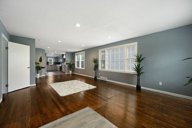 Foto del edificio - Move In Ready 5-Bedroom Home with Open Lay...