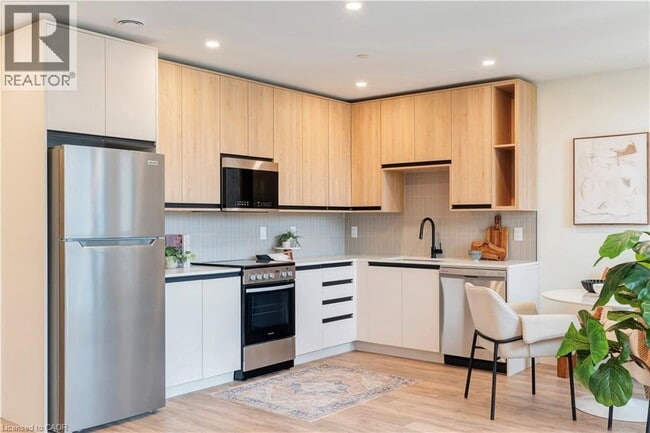 Building Photo - 4390 Hillview Dr