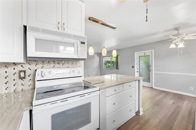 Building Photo - 220 Seville Dr