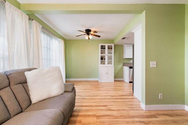 Foto del edificio - 9006 Stacie Ln