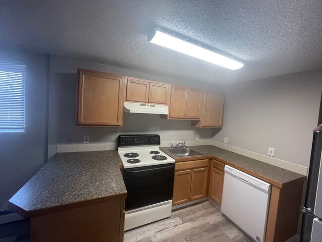 Foto del edificio - Huge 2 Bedroom 1 Bath Located Just Outside...