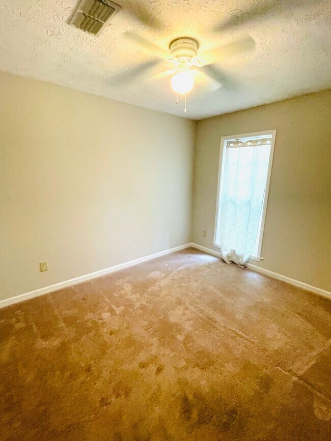 Foto del edificio - ** 3 Bed 2 Bath located in Woodmere ** Cal...