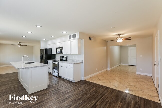 Building Photo - 2122 W Shaw Butte Dr