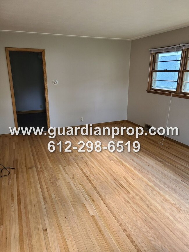 Building Photo - Updated House Near Hamline Available Septe...
