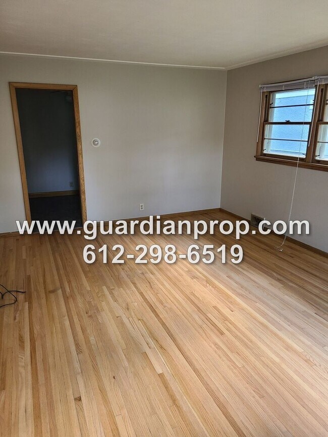 Foto del edificio - Updated House Near Hamline Available Septe...