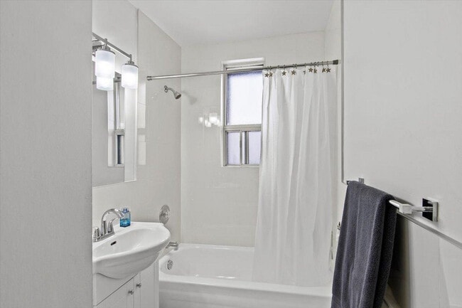 Building Photo - 496/498 Simcoe St. N.