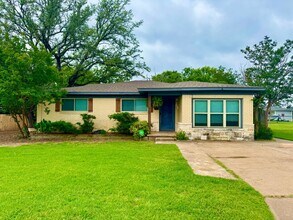 Building Photo - 611 Crestview Dr