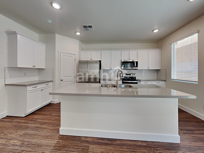 Foto del edificio - 6135 Theodore St