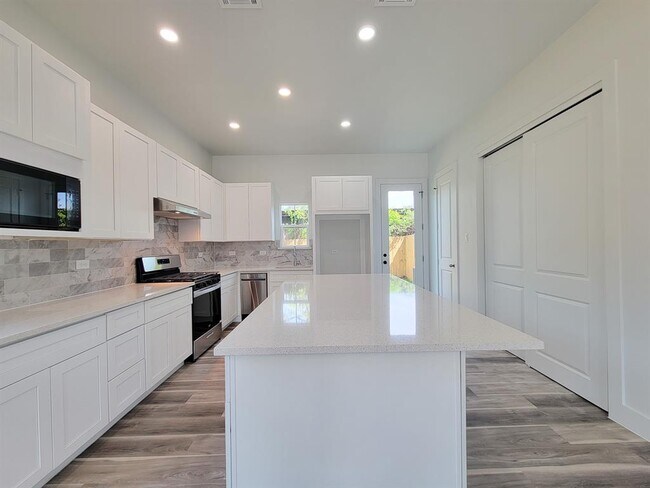 Foto del edificio - 9910 Langdale Rd