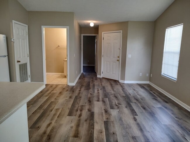 Building Photo - 6104/6106 Pinetree Ave