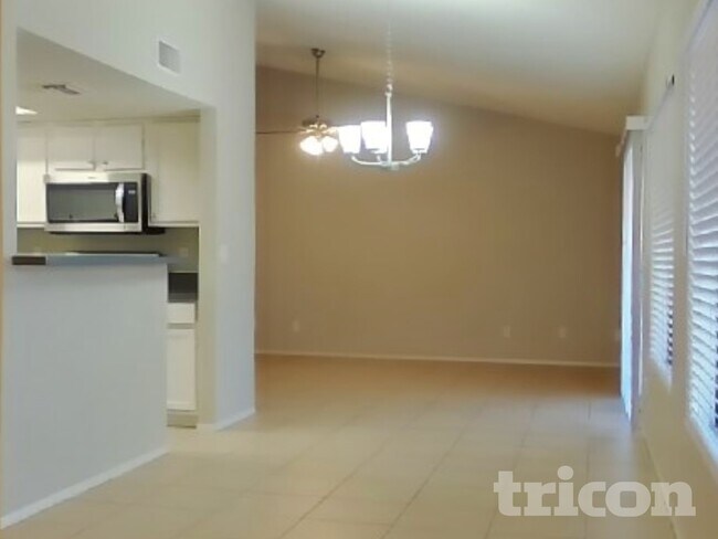 Foto del edificio - 7631 W Cheryl Dr