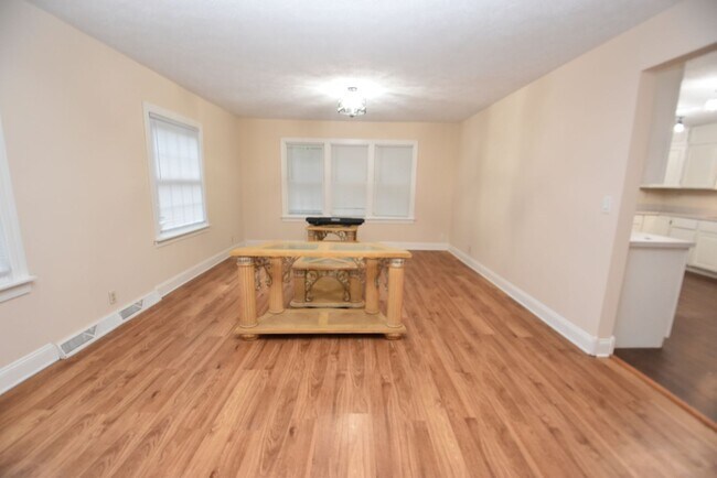Foto del edificio - 4 bedroom 2.5 bath South Bend home on larg...