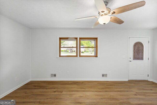 Foto del edificio - 3031 Walker Dr
