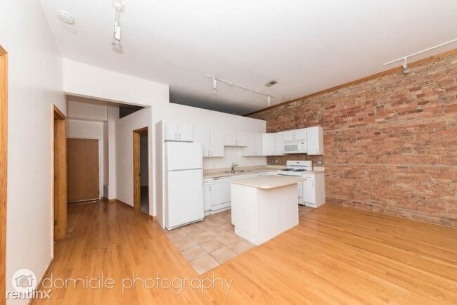 Building Photo - 2 br, 2 bath Condo - 679 N Milwaukee