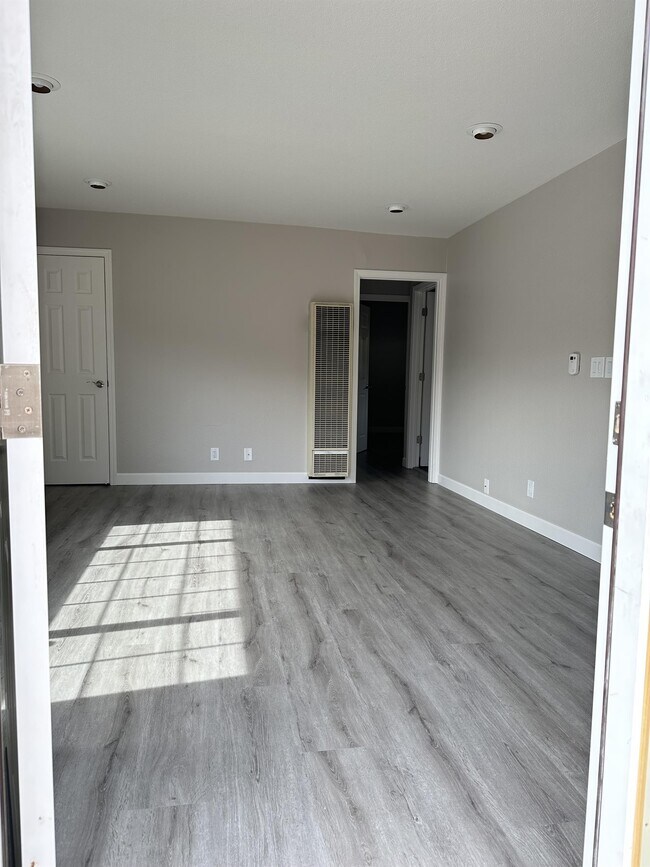 Building Photo - 2064 San Ramon Ave