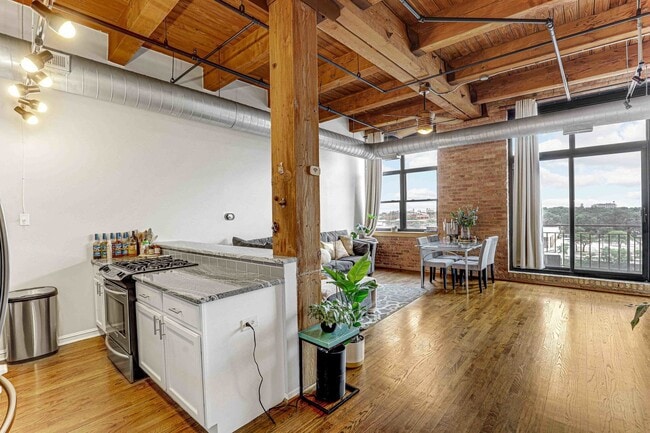 Building Photo - 1250 W Van Buren St
