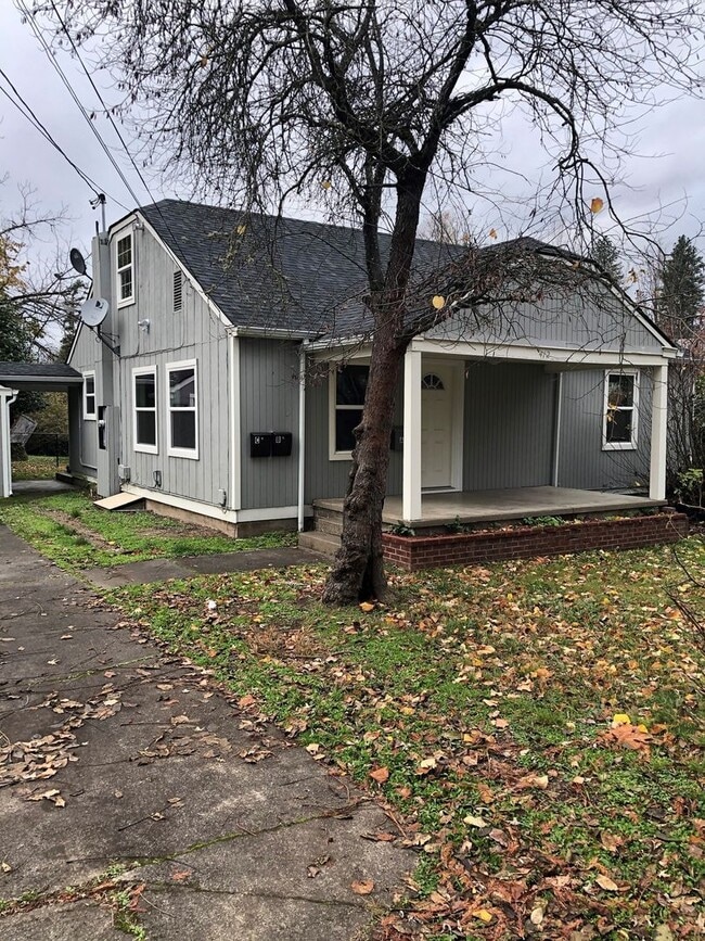 Building Photo - 412 W Umpqua St