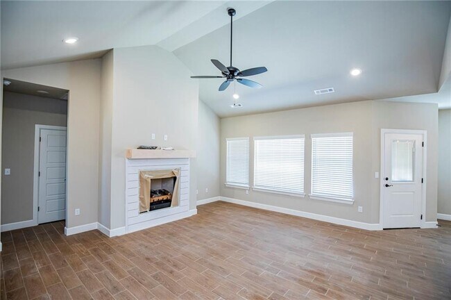 Building Photo - 1137 Parker Ln