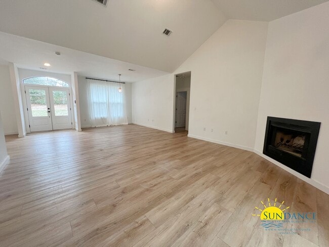 Foto del edificio - Beautiful Lake View 3 Bedroom Home in Crestview!