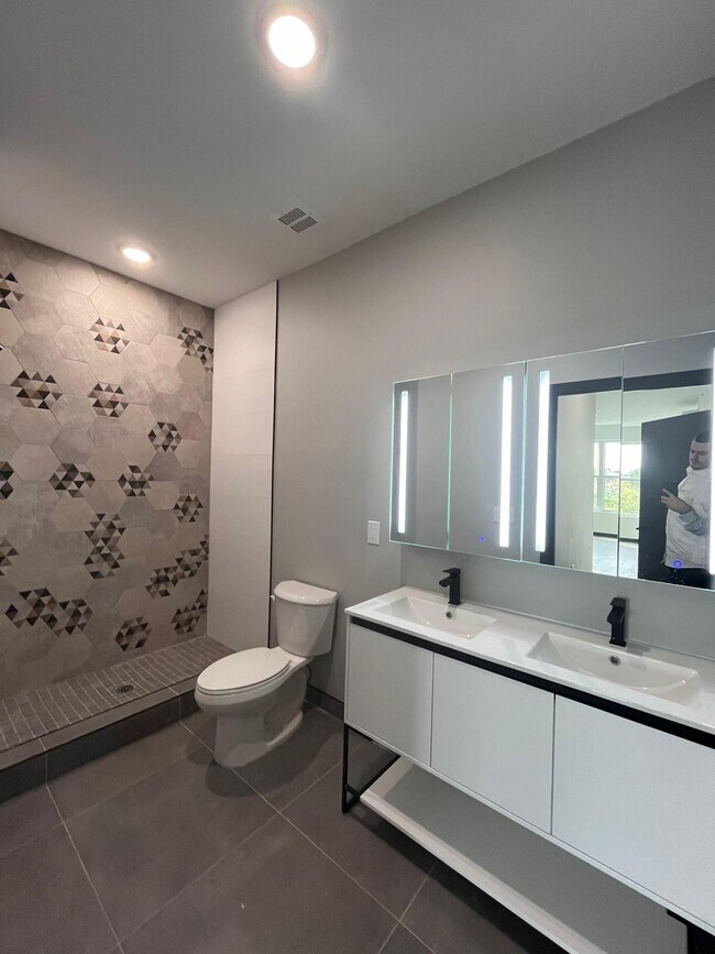 Foto del edificio - 133 Mallory Ave