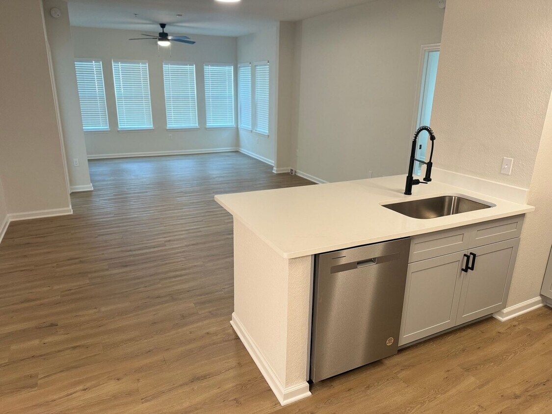Foto principal - Barrington Park Condos! Renovated Ground F...