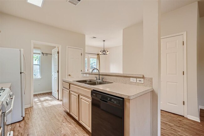 Building Photo - 2303 Santa Rita St